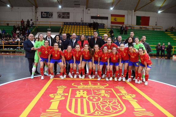 Imaxe da nova:A conselleira de Promoción do Emprego e Igualdade asiste ao encontro entre as seleccións femininas de fútbol sala de España e Portu...