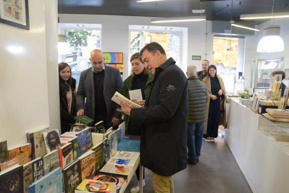 Imagen de la noticia:Román Rodríguez destaca el apoyo de la Xunta a las librerías a través del Plan de Impulso al Libro Gallego