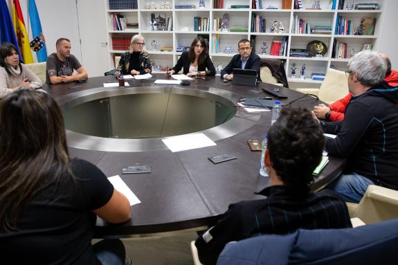 Imaxe da nova:Lorenzana recibe ao comité de empresa de Einsa Print