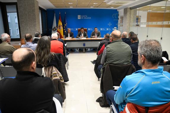 Imagen de la noticia:Gabriel Alén informa a los clubes de Ourense sobre el Bono Deporte de 120 euros para niños y jóvenes federados de 6 a 16 año...