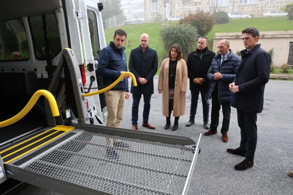 Imagen de la noticia:La Xunta entrega a ASPNAIS Lugo un vehículo adaptado para mejorar sus servicios de atención