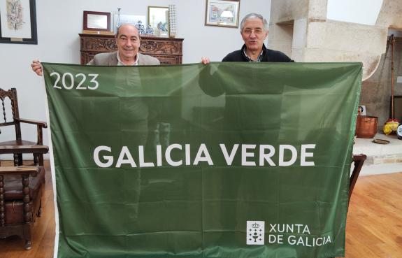 Imaxe da nova:A Xunta recoñece a aposta dos concellos de Burela e Mondoñedo polas boas prácticas ambientais coa entrega de sendas bandeiras verde...