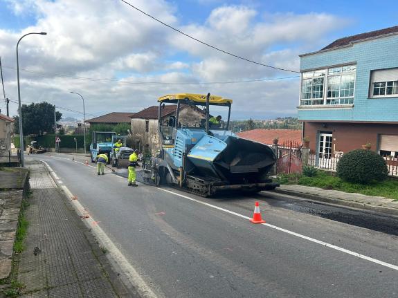 Imagen de la noticia:La Xunta ejecuta las obras de mejora del firme en la carretera PO-305 a su paso por el ayuntamiento de Vilagarcía de Arousa