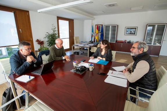 Imagen de la noticia:Lorenzana evalúa con el alcalde de Vilanova de Arousa diferentes proyectos para impulsar el tejido industrial y comercial de...