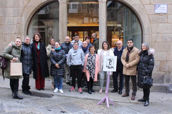 Imagen de la noticia:La Xunta destaca el compromiso social de Aspanas durante la visita a su Mercado de Navidad en Ourense