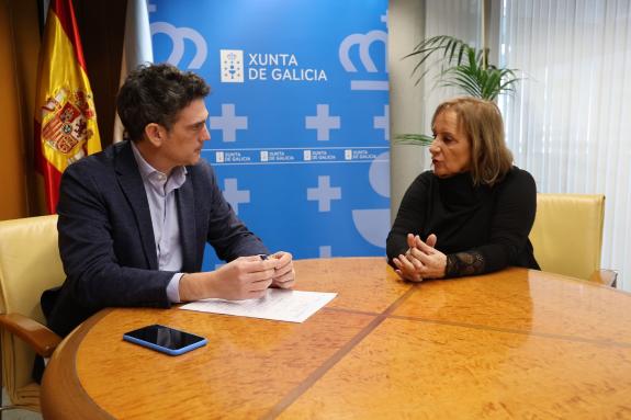 Imagen de la noticia:Javier Arias y la presidenta de la asociación vecinal de A Residencia valoran futuras acciones de dinamización del barrio