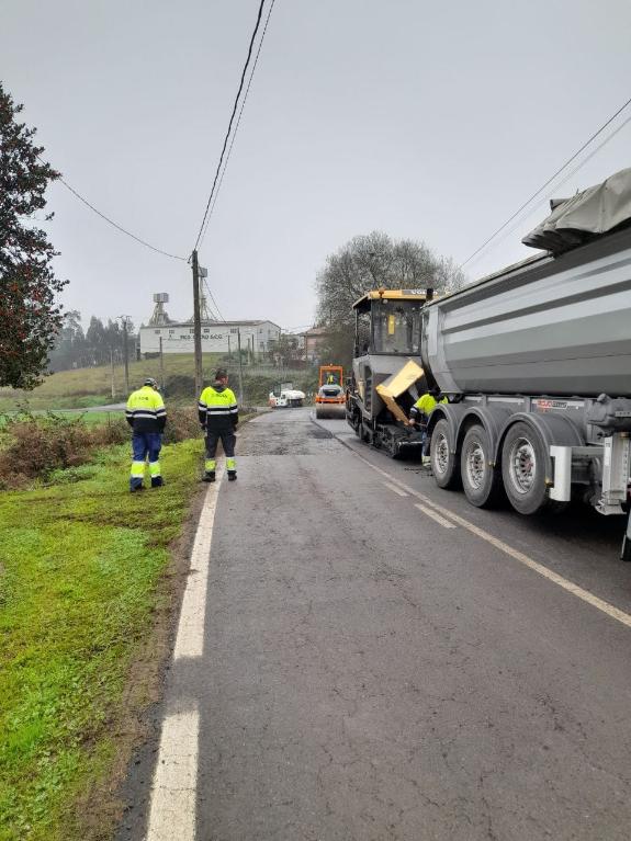 Imagen de la noticia:La Xunta inicia las obras de mejora del firme en la carretera AC-261 al paso por los ayuntamientos de Boqueixón y de Santiag...
