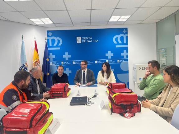 Imaxe da nova:A Xunta entrega desfibriladores aos equipos de Protección Civil dos concellos de Santa Comba, Negreira, A Pobra do Caramiñal e Muro...