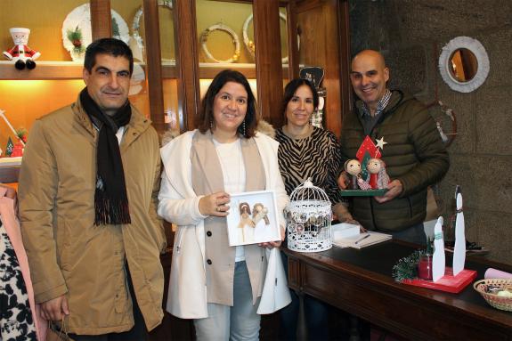 Imaxe da nova:A Xunta destaca o compromiso social de Aspanas durante a visita ao seu mercado de Nadal en Ourense