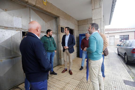 Imaxe da nova:Alfonso Villares mantén un encontro de traballo coa confraría de Vilaboa para coñecer de primeira man as necesidades dos profesiona...