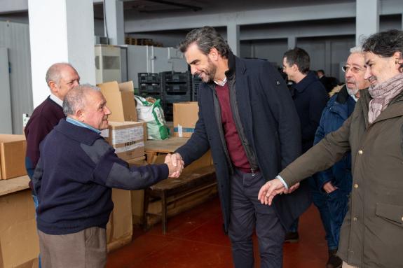 Imaxe da nova:Diego Calvo asiste a un xantar na asociación Banco de Alimentos de Santiago con persoas voluntarias da entidade