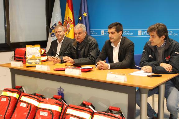 Imagen de la noticia:La Xunta refuerza el material de los servicios de emergencias de seis ayuntamientos ourensanos con la entrega de desfibrilad...