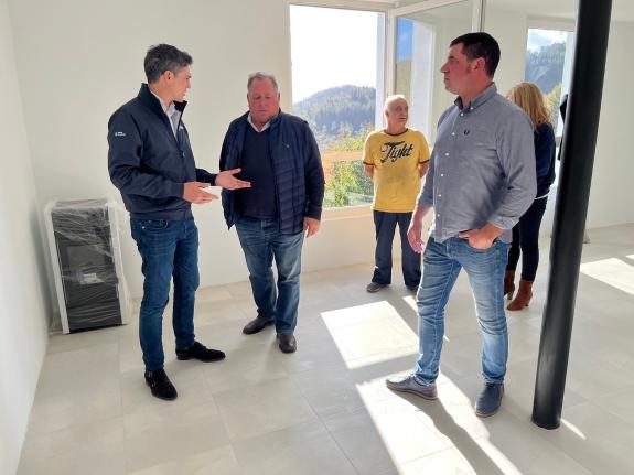 Imaxe da nova:A Xunta achegou 30.000 euros ao concello de Navia de Suarna para acondicionar un inmoble municipal en Queizán
