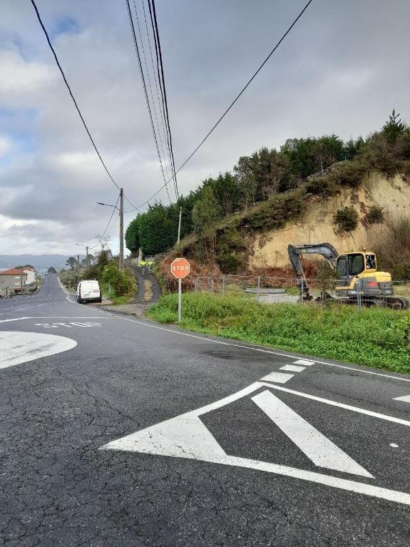 Imagen de la noticia:La Xunta inicia las obras de refuerzo de un talud en la carretera AC-550 en el lugar de Abuín, en el ayuntamiento de Porto d...