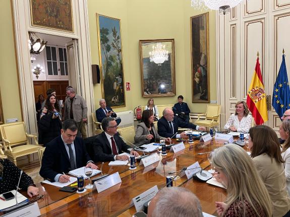 Imagen de la noticia:La Xunta advierte de que el Gobierno central está poniendo en riesgo las prácticas y la titulación de millares de estudiante...