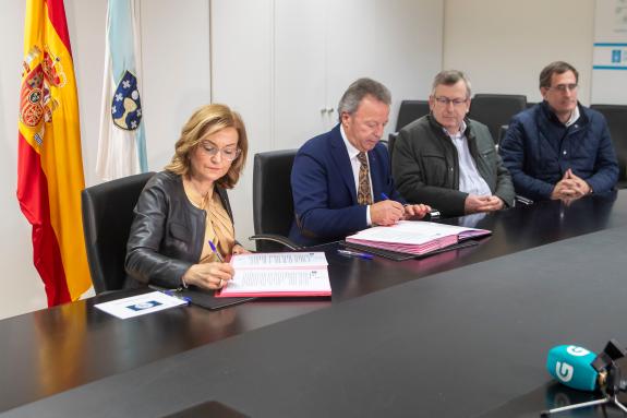 Imaxe da nova:A Xunta asina un convenio con Fegataxi para garantir o traslado seguro das mulleres vítimas da violencia de xénero a centros de aco...