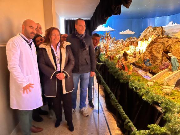 Imaxe da nova:A delegada da Xunta visita o tradicional belén elaborado polo persoal e usuarios de San Rafael de Vigo