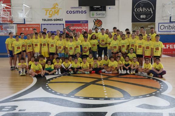 Imagen de la noticia:Arias visita a los chicos y chicas que participan en el Campus de Baloncesto de Nadal de Sarria