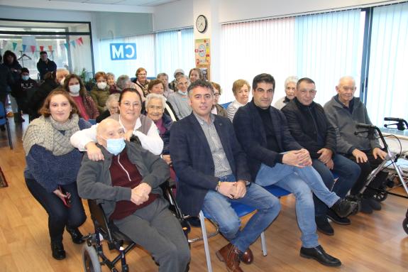 Imagen de la noticia:El delegado territorial de la Xunta en Ourense asiste a la proyección del cortometraje Entre fíos e raíces