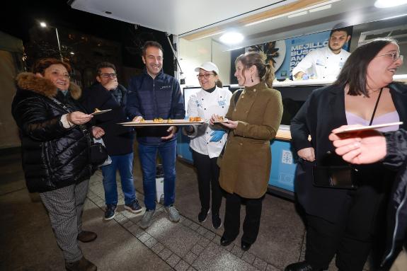 Imaxe da nova:Alfonso Villares visita a foodtruck de Galicia sabe Amar que exerce de teloneira do Callofest Rock e marida os produtos do mar cos ...