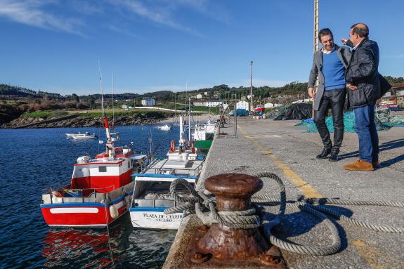 Imagen de la noticia:El conselleiro del Mar y el alcalde de Xove visitan el puerto de Morás
