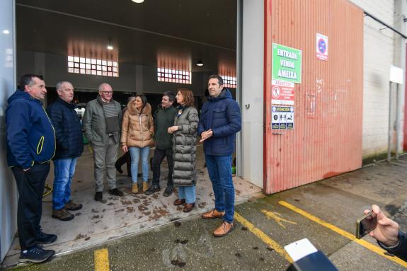 Imagen de la noticia:La Xunta ofrece su colaboración a los ayuntamientos para acometer la retirada de los pellets plásticos vertidos por un buque...