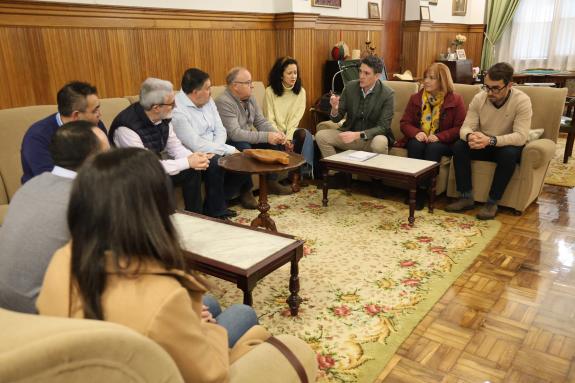 Imaxe da nova:Arias reúnese coa recentemente creada agrupación de interese económico Ribeira Sacra Next