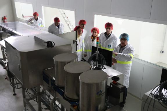 Imagen de la noticia:Arias visita las instalaciones de la empresa Oviganic Ibérica en Monforte, que da empleo a cerca de un centenar de trabajado...