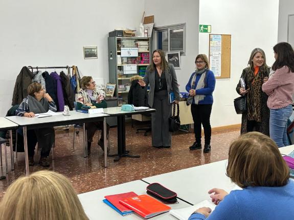 Imaxe da nova:A delegada da Xunta en Vigo visita aos usuarios que participan nas actividades do centro sociocomunitario do Calvario