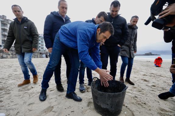Imaxe da nova:Alfonso Villares exixe ao Goberno central que non poña máis escusas e que actúe antes de que os pellets sigan chegando á costa
