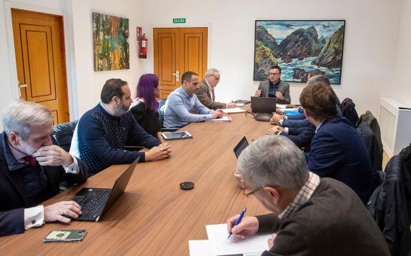 Imaxe da nova:A Xunta e os consellos reguladores das denominacións de orixe de viño de Galicia avalían as axudas para o fomento de seguros agrari...