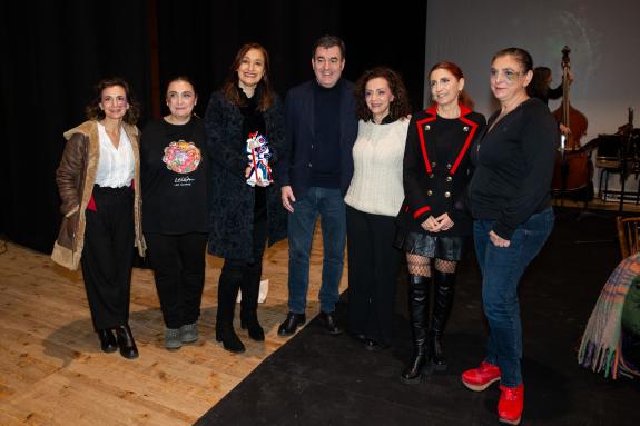 Imaxe da nova:Román Rodríguez comparte con Leilía a xornada de despedida dos escenarios do grupo de pandereteiras
