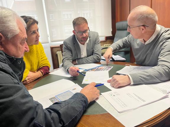 Imaxe da nova:Trenor mantén unha xuntanza de traballo co alcalde de Coristanco para abordar asuntos en materia de educación e cultura