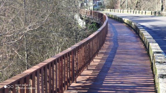 Imaxe da nova:A Xunta remata a construción da pasarela sobre a presa da lagoa na estrada AC-934 en Sobrado
