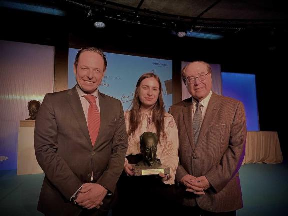 Imagen de la noticia:María Sánchez recibe el XVIL Premio Internacional Afundación Julio Camba