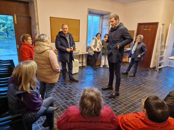 Imaxe da nova:O delegado territorial de Pontevedra visita dúas entidades veciñais do concello da Estrada