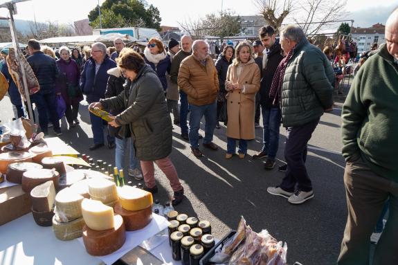 Imagen de la noticia:Ethel Vázquez realiza un recorrido por la feria de Paiosaco