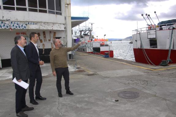Imagen de la noticia:El conselleiro del Mar se reúne con la cofradía de Burela para comprobar la mejora de las condiciones de trabajo de los prof...