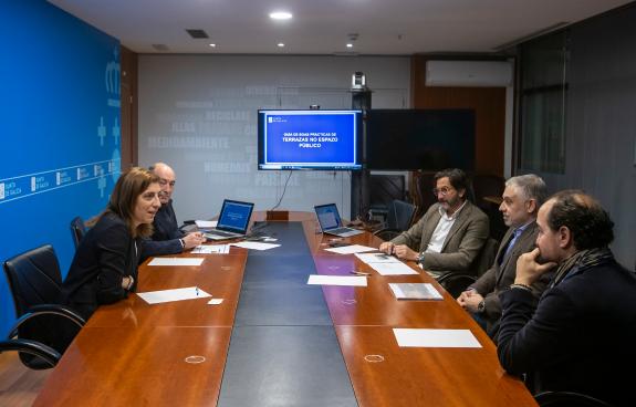 Imagen de la noticia:La Xunta y los responsables de Estrella Galicia abordan la necesidad de mejorar la integración de las terrazas de la hostele...