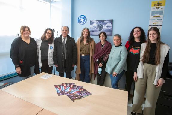 Imagen de la noticia:La Xunta visita la ONG Médicos del Mundo en Santiago