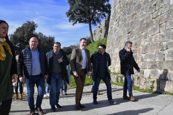 Imagen de la noticia:Román Rodríguez se refiere el Castelo de Monterrei como uno de los principales reclamos culturales de la provincia de Ourens...