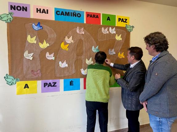 Imaxe da nova:Os usuarios da residencia pública de Ortigueira elaboran un mural con motivo do Día da Paz