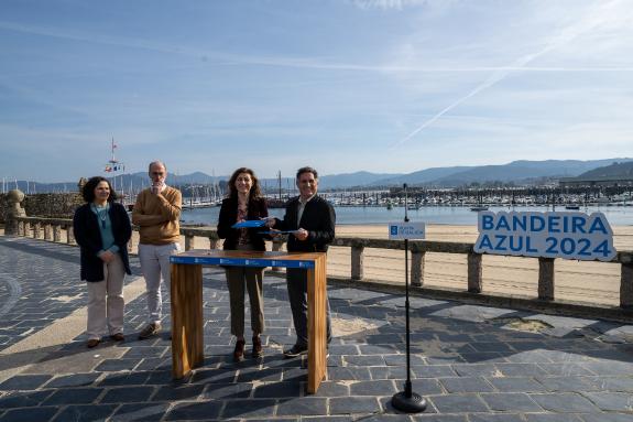 Imagen de la noticia:Galicia apuesta un año más por las banderas azules para acreditar la calidad de las aguas y servicios de su costa