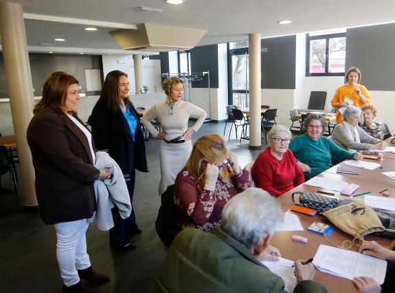 Imagen de la noticia:La delegada de la Xunta visita a los usuarios que participan en las actividades del centro sociocomunitario de Redondela