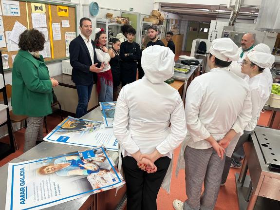 Imagen de la noticia:Alfonso Villares anima a los chefs del futuro a promover en sus recetas el consumo de los pescados, mariscos y conservas de ...