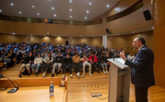 Imagen de la noticia:Más de 1.100 alumnos de 20 centros educativos participan en Reimagina la Ciencia Galicia