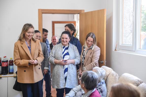 Imaxe da nova:Fabiola García visita as dúas casas do maior de Cariño