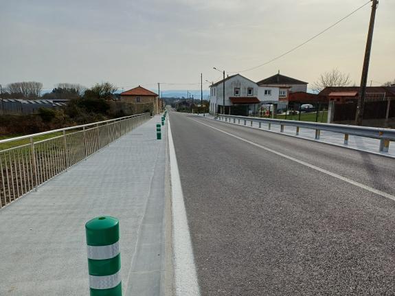 Imaxe da nova:A Xunta remata a execución da nova senda peonil na estrada LU-617 en Toiriz, no concello de Pantón