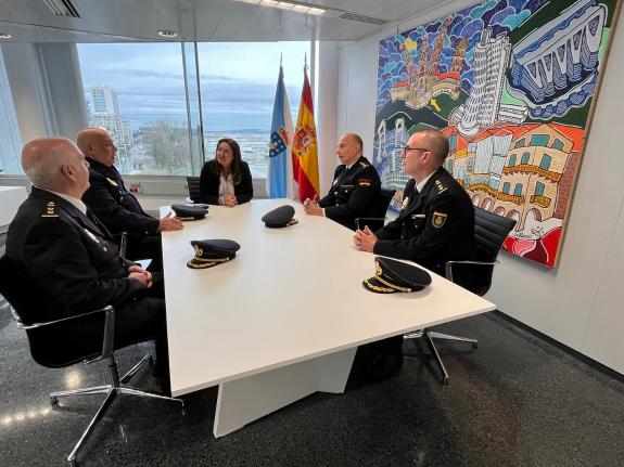 Imagen de la noticia:La delegada de la Xunta recibe a los nuevos comisarios de la Policía Nacional en Vigo