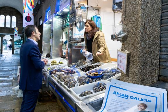 Imagen de la noticia:Alfonso Villares anima a consumir pescado desde la plaza compostelana por sus beneficios a la salud y el impulso que genera ...